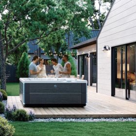 Vířivka HotSpring na terase u domu