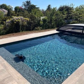 zděný zahradní bazén s protiproudem