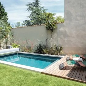 zděný zahradní bazén s terasou